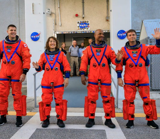 NASA reveals Artemis II lunar mission coverage announcement. La NASA anuncia la cobertura de la misión lunar Artemis II - NASA