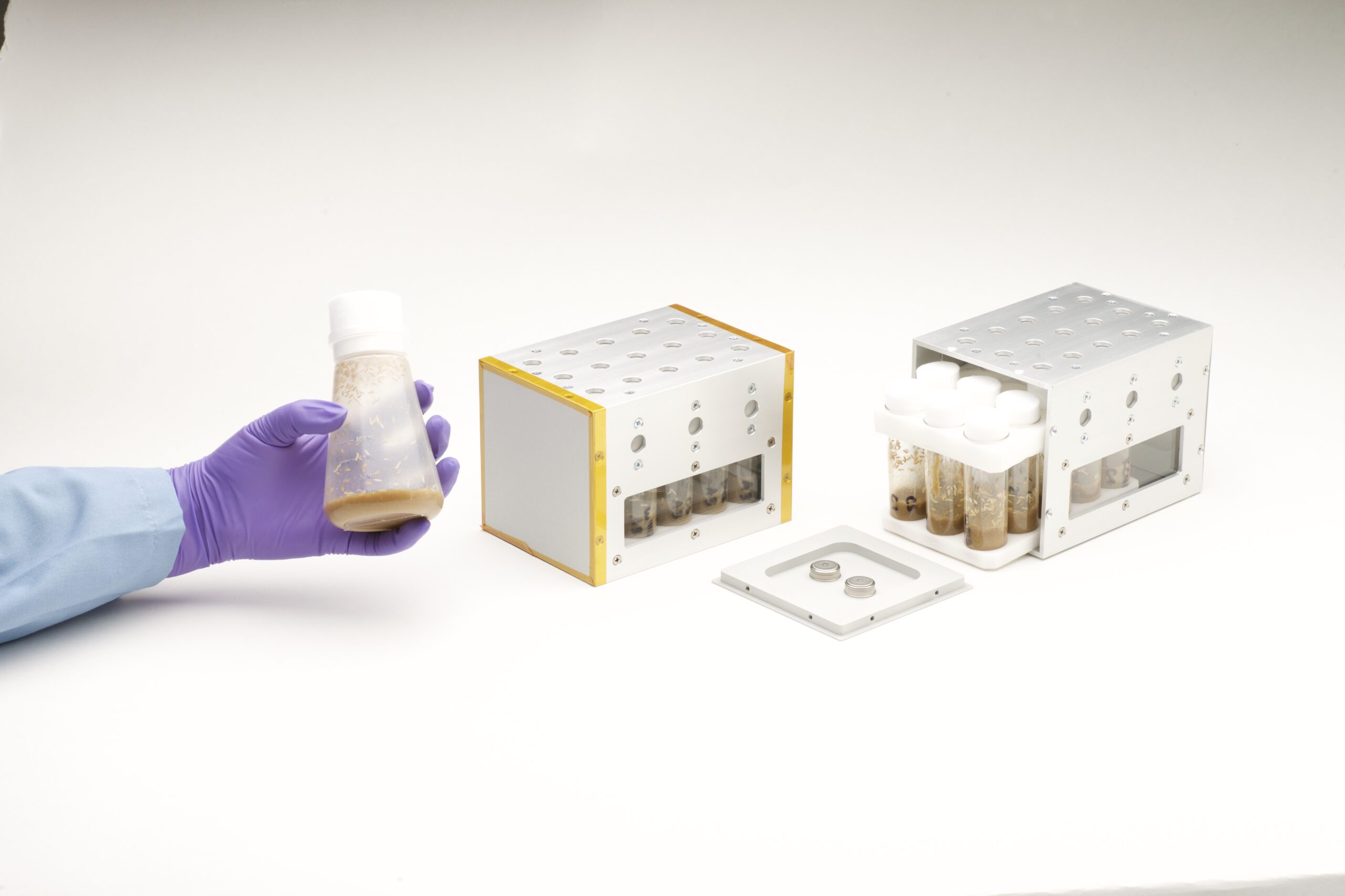 acd15 0177 013 v2.jpg The Vented Fly Box (VFB) holds and safely transports vials containing flies and fly food.