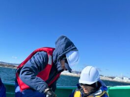 IAEA Chief and Experts Collect Seawater Samples Near Fukushima Le Directeur général de l’AIEA se joint à des experts internationaux pour prélever des échantillons d’eau de mer près de Fukushima