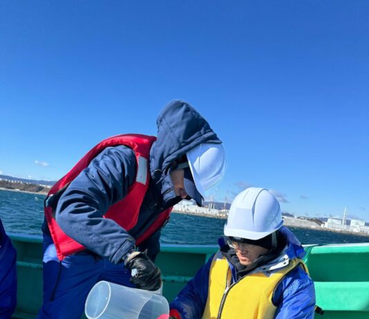 IAEA Chief and Experts Collect Seawater Samples Near Fukushima Le Directeur général de l’AIEA se joint à des experts internationaux pour prélever des échantillons d’eau de mer près de Fukushima