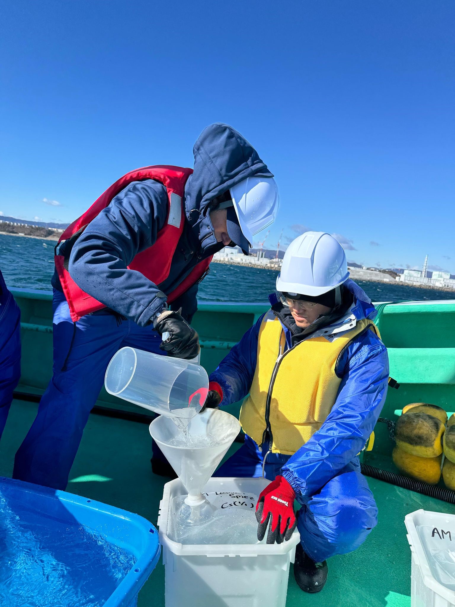 alps am boat 2.jpg Le Directeur général de l’AIEA se joint à des experts internationaux pour prélever des échantillons d’eau de mer près de Fukushima