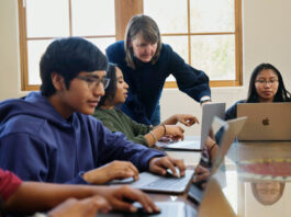 Apple Enhances Teacher Resources, Broadens Education Grant Initiative Apple launches new resources for teachers, expands education grant program