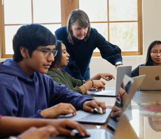 Apple Enhances Teacher Resources, Broadens Education Grant Initiative Apple launches new resources for teachers, expands education grant program