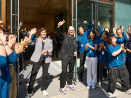 Apple’s historic Ginza store welcomes back eager shoppers Apple reopens iconic Ginza store to thousands of excited customers