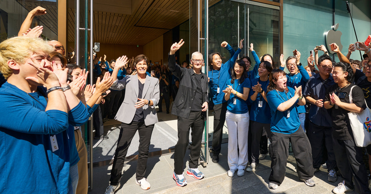 apple ginza opening day tim cook and deirdre o brien welcome customers lp.jpg.og .jpg Apple reopens iconic Ginza store to thousands of excited customers