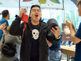 Apple Store Launch at Miami Worldcenter Thrills Downtown Shoppers Apple Miami Worldcenter opens to excited customers in downtown Miami
