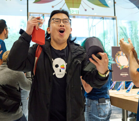 Apple Store Launch at Miami Worldcenter Thrills Downtown Shoppers Apple Miami Worldcenter opens to excited customers in downtown Miami