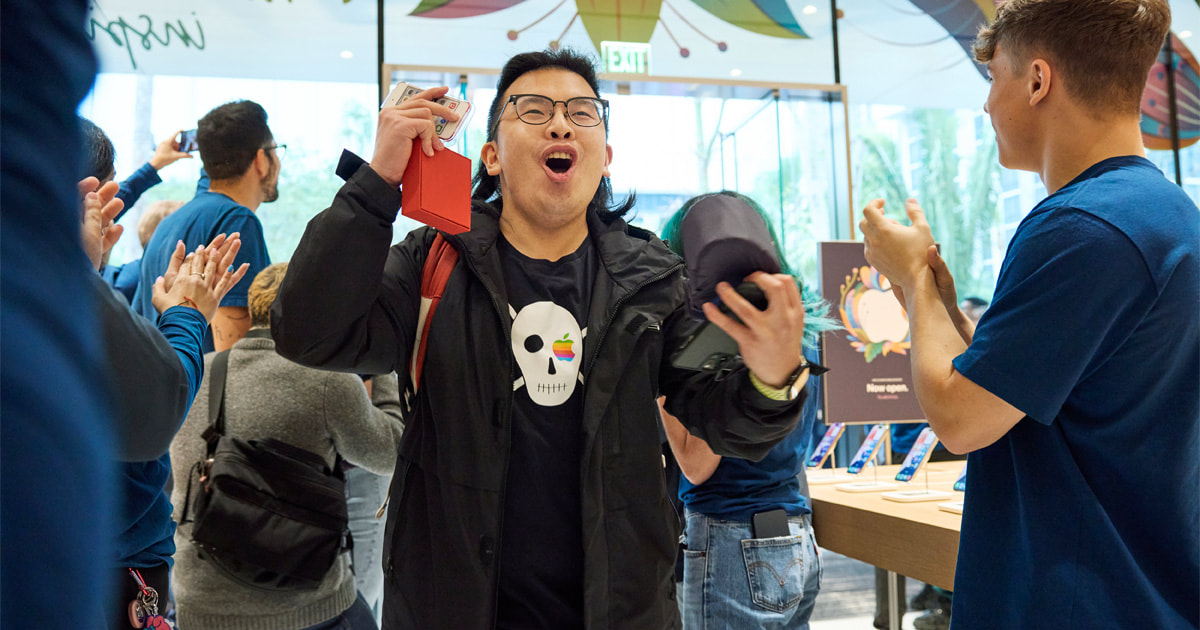 apple miami worldcenter opening day first customers lp.jpg.og .jpg Apple Miami Worldcenter opens to excited customers in downtown Miami