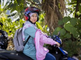 How AI and Tech Skills Are Opening New Career Paths for Women in Southeast Asia – A Microsoft Perspective Woman wearing helmet riding a motorbike.