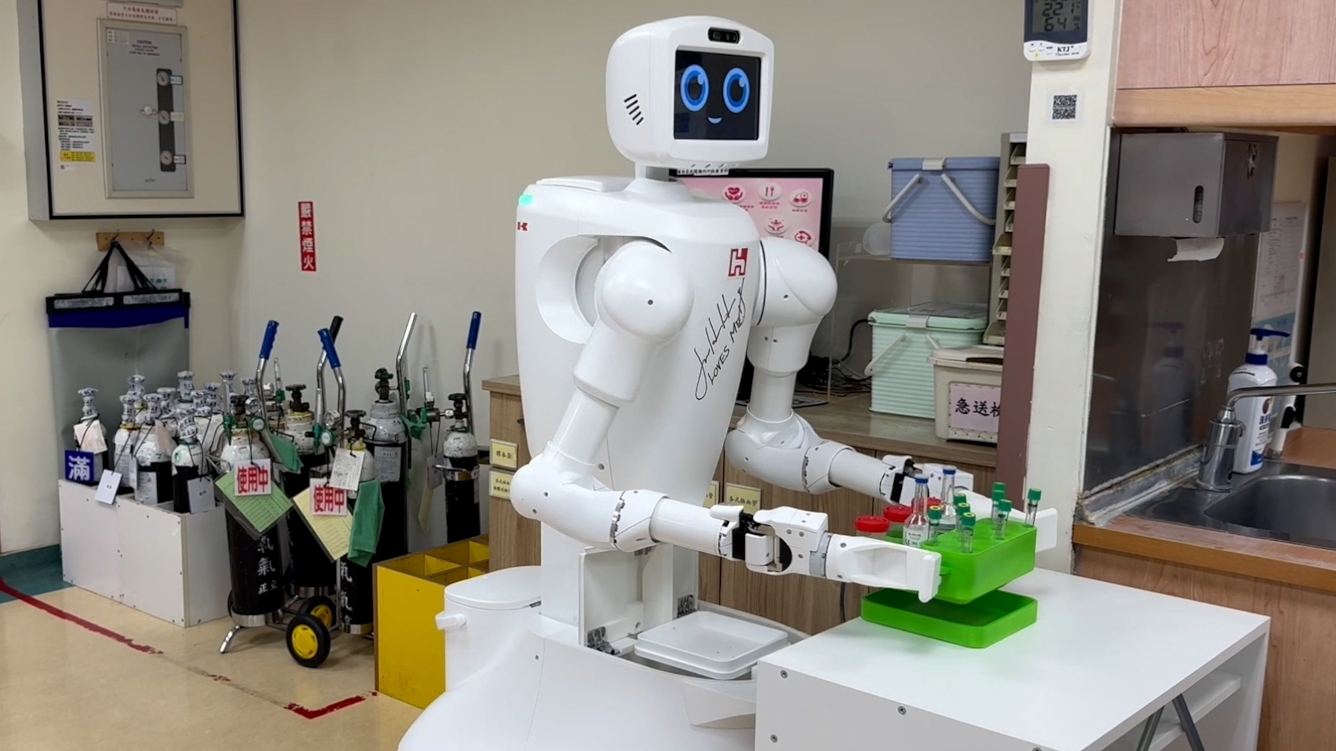 hospitalrobot hero still3 1920x1080 be78e8db 377c 428d 919d 3b3049c50e79 prv.jpg Foxconn Taps NVIDIA to Accelerate Physical and Digital Robotics for Global Healthcare Industry
