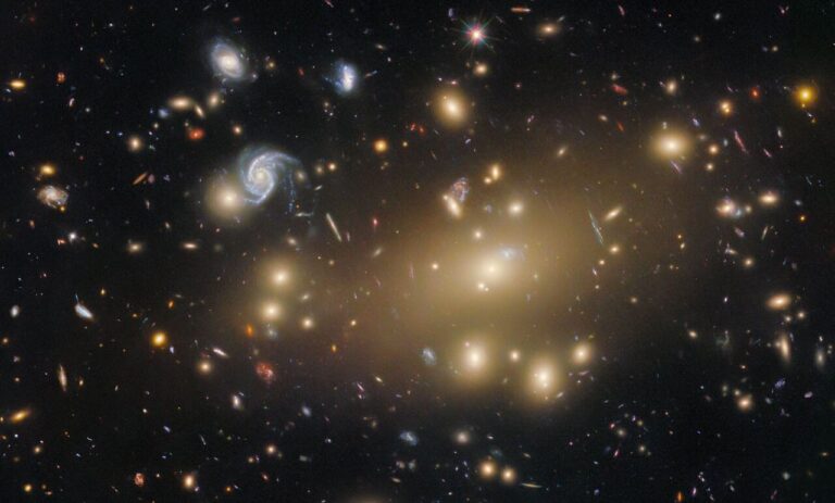 NASA Captures Image of Galaxy Cluster with Hubble - Hawkdive.com