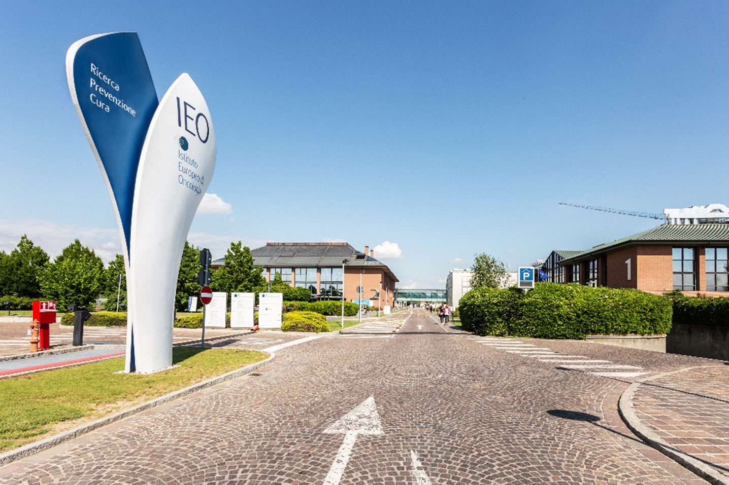 ieo outside.jpg Lenovo and the European Institute of Oncology: an AI supercomputer for research on prevention and treatment - Lenovo StoryHub