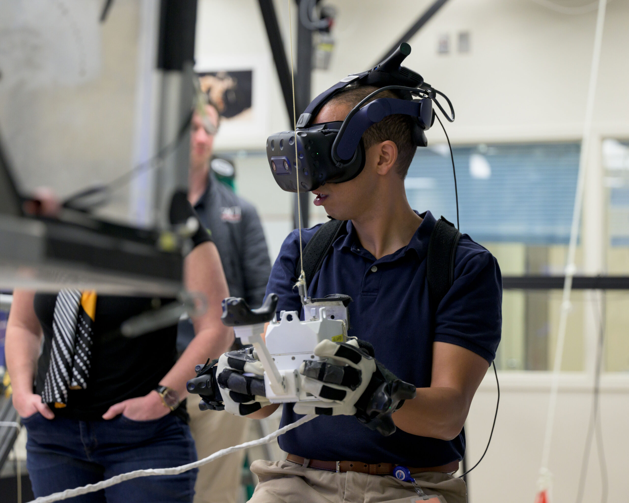 jsc2023e006587.jpg An astronaut wears a VR headset and holds controllers in his hands during a training exercise.