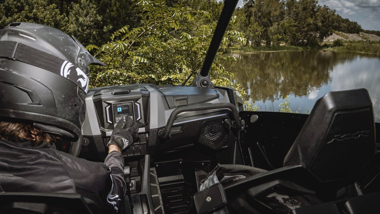 slpk pol rzr19 ls 1 large.jpeg Garmin unveils new JL Audio SlamPak solution for Polaris SxS vehicles - Garmin Newsroom