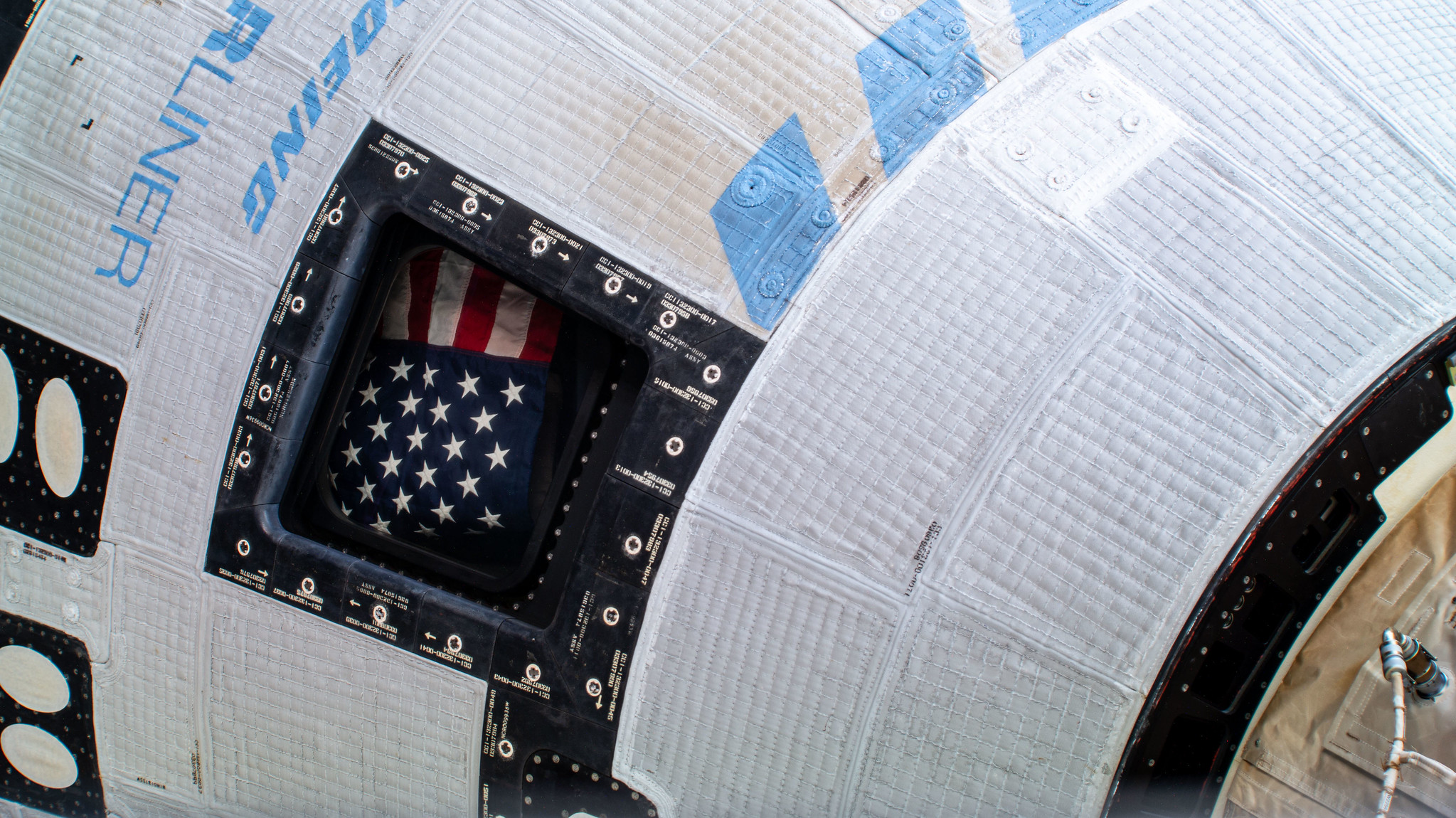 starliner with flag.jpg A picture of the American flag inside the window of Boeing