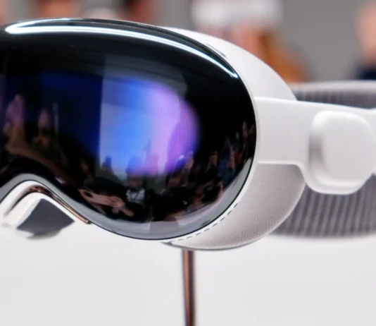 Vision Pro 2 With M5 Chip, Apple Intelligence Arriving in 2025; No Price Cuts Expected, Says Kuo vision pro 2 with m5 chip, apple intelligence arriving in 2025; no price cuts