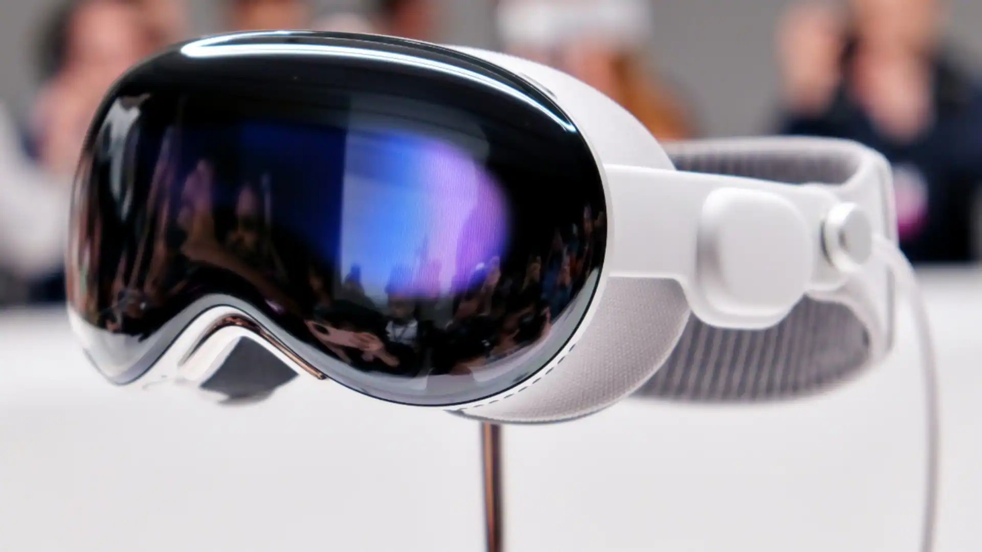 vision pro 2 with m5 chip, apple intelligence arriving in 2025; no price cuts